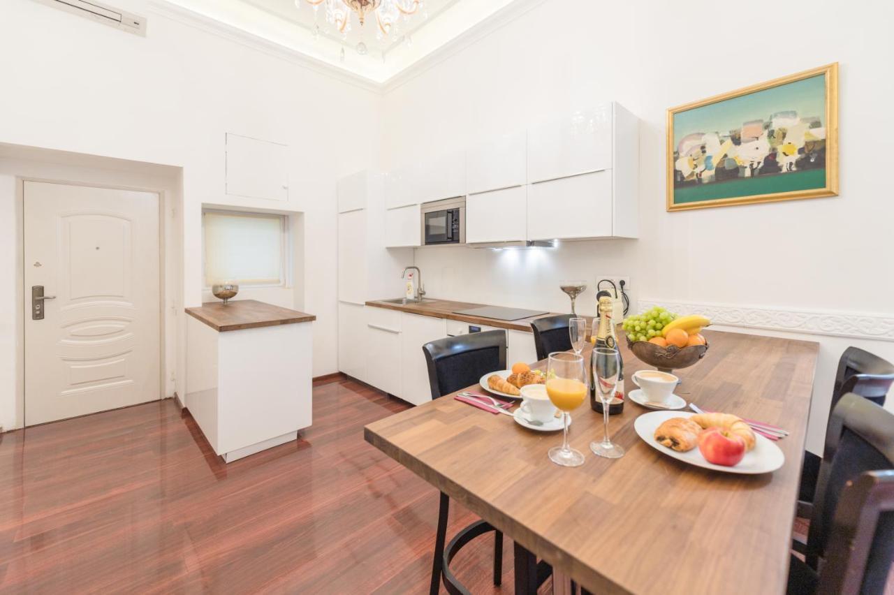 Music Academy Suite Cafe Vian Apartman Kft บูดาเปสต์ ภายนอก รูปภาพ